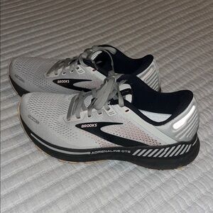 Brooks Womens 9.5 Adrenaline GTS 22 Shoes - Gray and Black